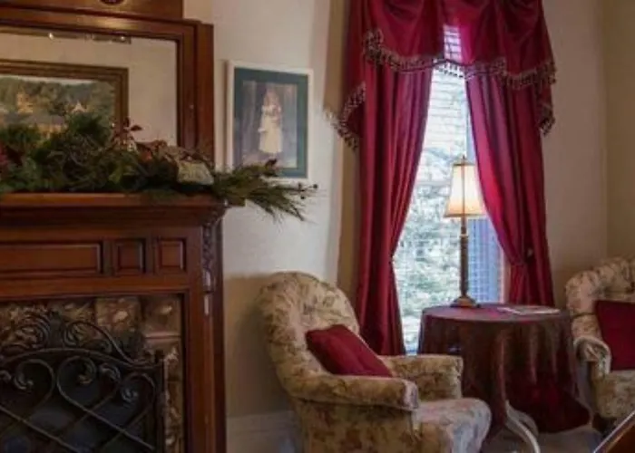 Bed & Breakfast Blessings On State 4*